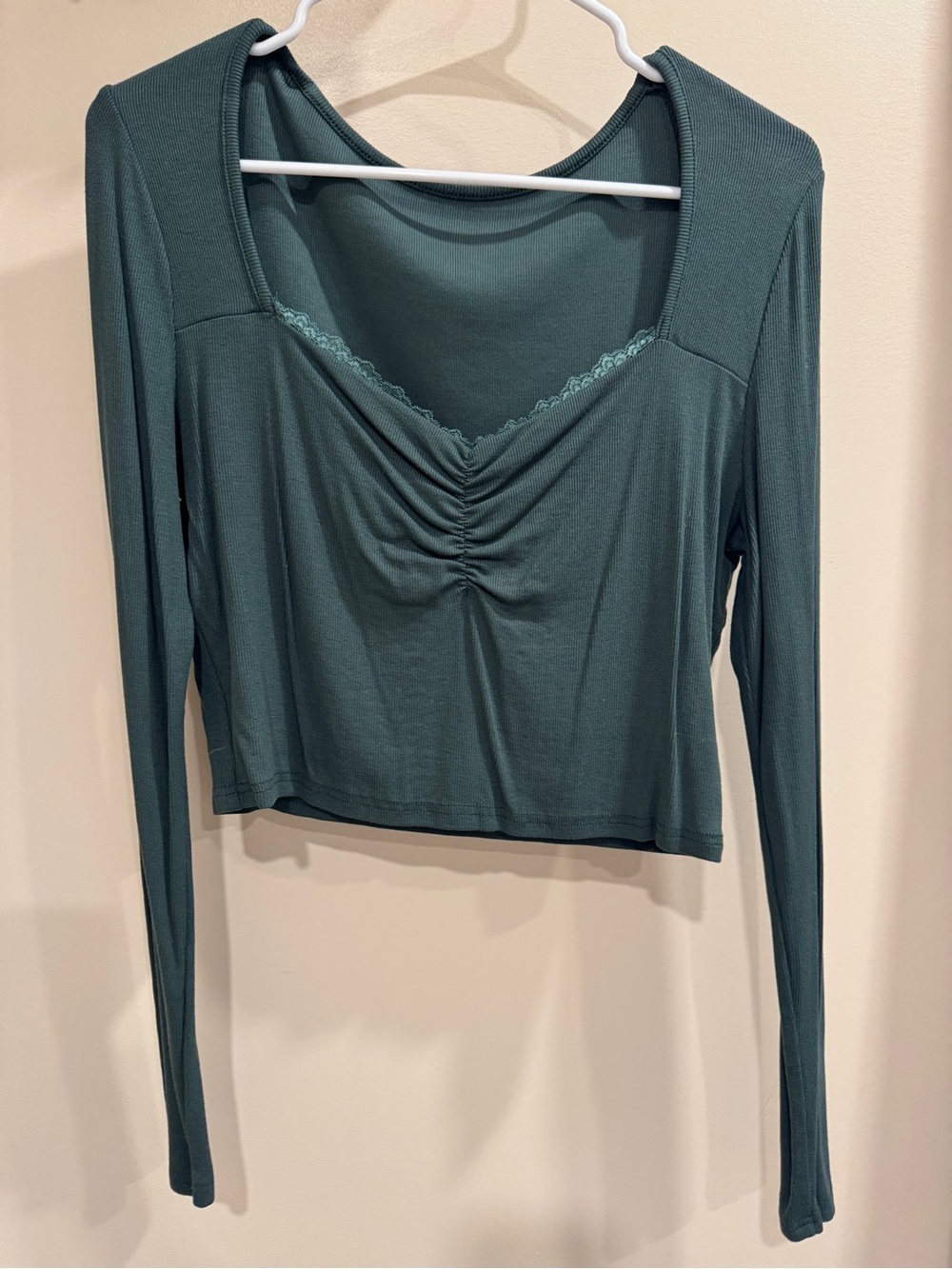 Long Sleeve Ruched V-Neck Crop Top - Green